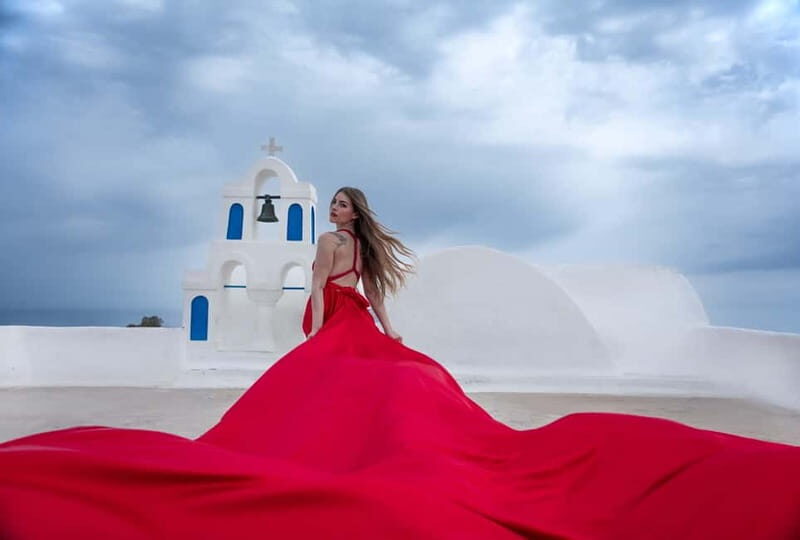 Oía: Santorini Professional Photoshoot with Edited Photos - 30 minutes of guided posing around Oia’s best angles