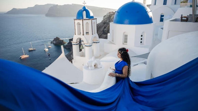 Oía: Santorini Professional Photoshoot with Edited Photos - Meeting at the church square: quick start, less wandering