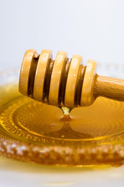 Olicatessen Greek Honey Tasting in Thessaloniki - Six honeys, one very large Greek pantry