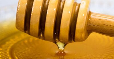 Olicatessen Greek Honey Tasting in Thessaloniki - Ellie turns a sweet snack into a useful lesson