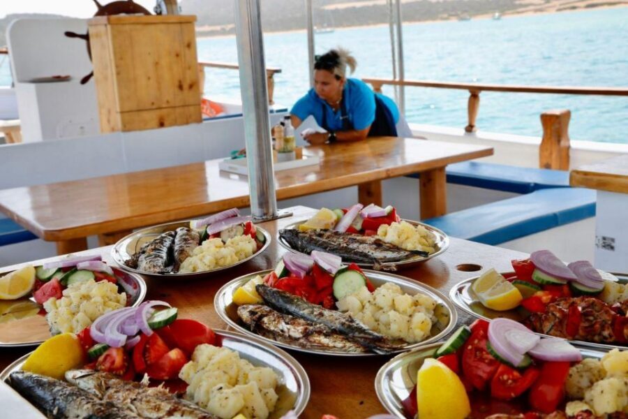 Paros Antiparos: Full-Day Boat Tour with Lunch & Drinks - Faneromeni Bay and the final swim: a calm landing after the excitement