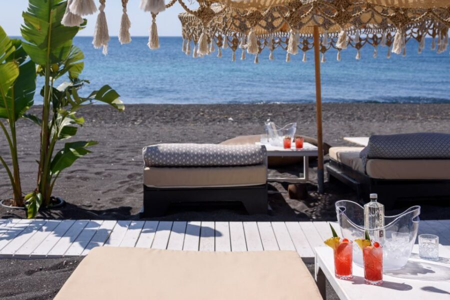 Perivolos Beach: Sun-Bed Experience FortyOne Bar Restaurant - Food and Drinks: How the Menu Supports a Full Beach Day