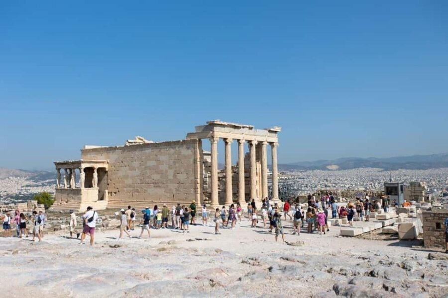 Piraeus Port: Acropolis Museum and Parthenon Mythology Tour - The coach-to-Athens warm-up: Arch of Hadrian photo stop