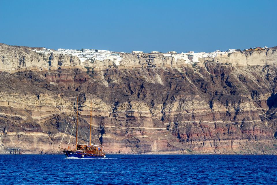 Private Boat tour with snorkeling & Sea Caves - White Beach and the changing volcanic rock