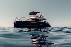 Private Caldera Cruise with Power Catamaran ENJOY incl. Meal & Drinks - White Beach and Red Beach: the volcanic postcard route