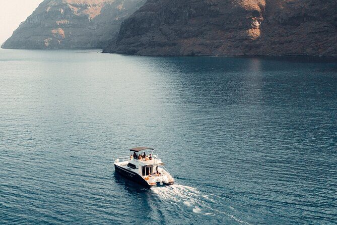 Private Caldera Cruise with Power Catamaran ENJOY incl. Meal & Drinks - What the crew does well: smooth running, friendly pacing, and photo moments