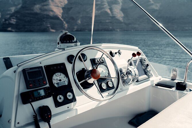 Private Caldera Cruise with Power Catamaran ENJOY incl. Meal & Drinks - How long should you book: 3 hours vs 5 hours