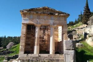 Private Delphi and Hosios Loukas Monastery - Great Lunch and Drinks Included - The 8:00 am start and how pickup actually helps