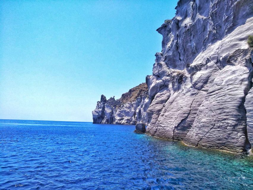 Private, fully customizable cruise in Santorini's caldera - Swimming and snorkeling in the caldera