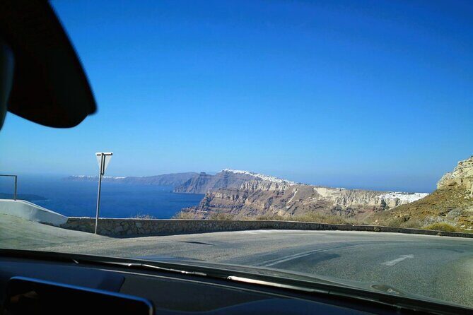 Private Santorini Highlights Tour with Easy and Flat Walks - Stop 1: Oia’s pedestrian views and your 1 hour 45 minutes to breathe