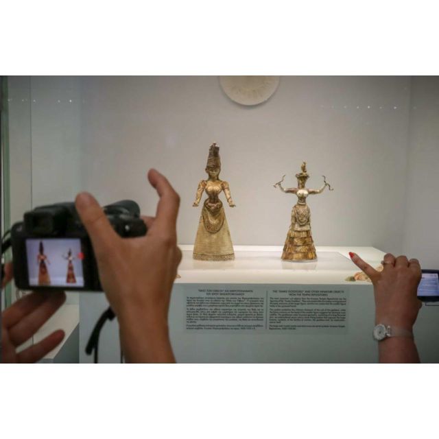 Private tour: Archeological Museum of Heraklion - The wider Crete story and Saint Francis Monastery