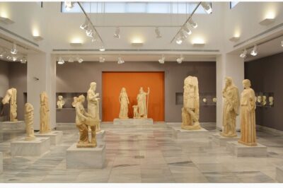 Private tour: Archeological Museum of Heraklion and City tour - Walking from Lion’s Square through old Heraklion