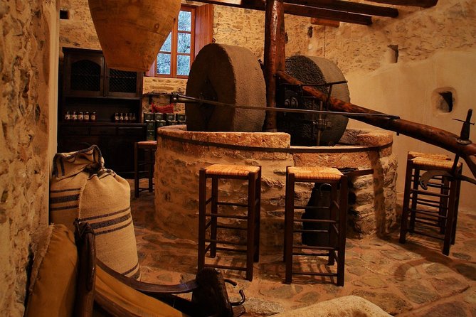 Private Tour in Historic Estate in Monemvasia with wine-olive oil tasting & meal - Four olive oils in the historic mansion museum