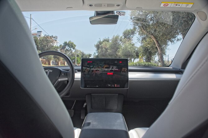 Private Transfer from Athens Airport to Athens City with Tesla - What happens in the arrival hall
