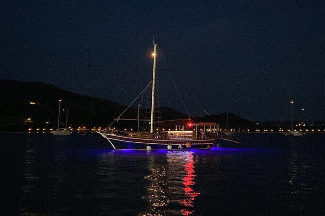 Queen Bee Sunset Cruise with Swim Stops and Dinner - Swim stops and the included dinghy: how you actually get in