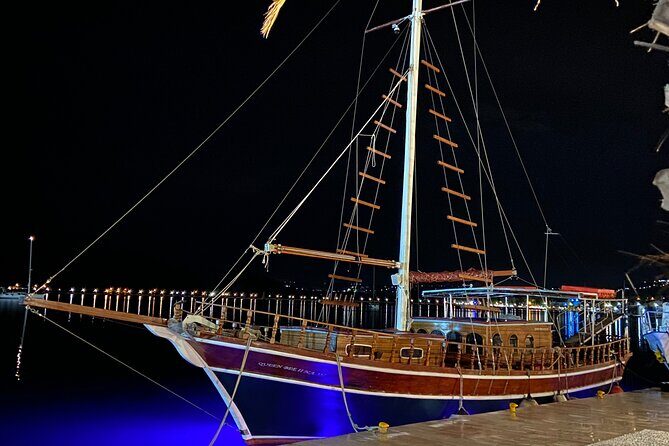 Queen Bee Sunset Cruise with Swim Stops and Dinner - The free bar: wine pacing, age rules, and what’s not included