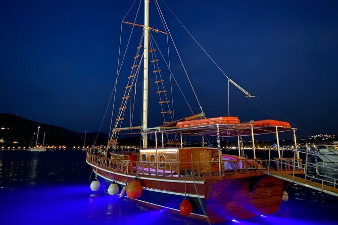 Queen Bee Sunset Cruise with Swim Stops and Dinner - Snorkeling and paddleboarding equipment: fun you can use right away