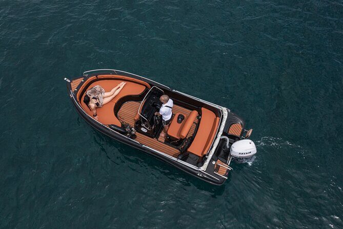 Rent a boat - Snacs, Water, and the Ice-Cooled Details