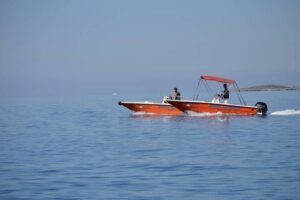 RENT A BOAT 5,5m - 30hp LICENSE FREE Chora Sfakion, Sfakia - The 5.5m, 30hp setup: comfy for six, simple to manage