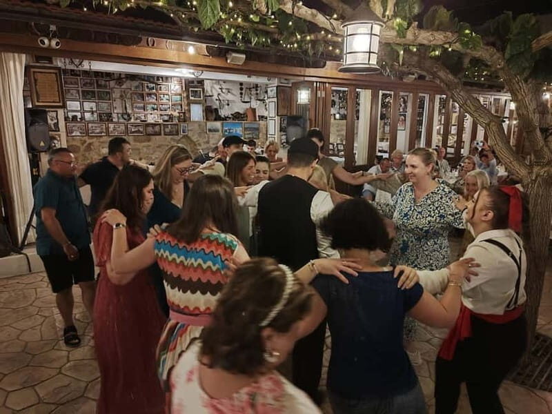 Rethymnon: Cretan Night with Dinner and Live Music - The dinner setup: 6 courses, joint table, fixed dishes
