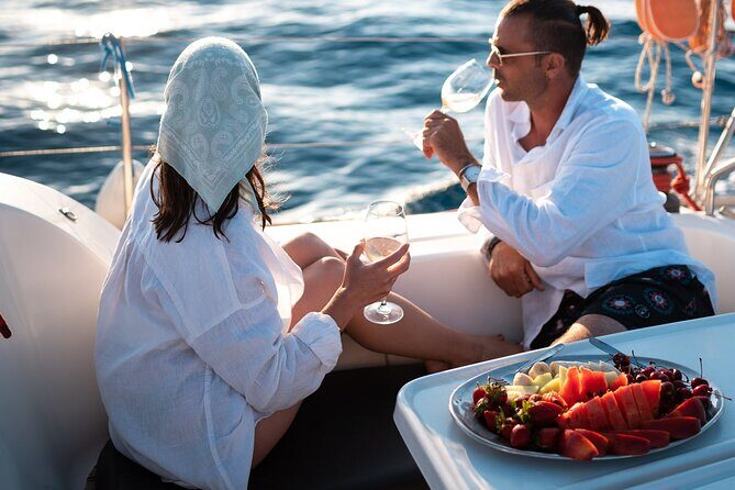 Sailing Trip to Dia Island - All Inclusive - Lunch on board: seafood pasta, Greek salad, and local drinks