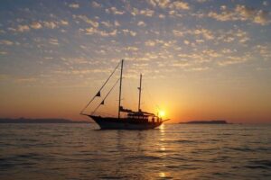 Sailing Trips with Cretan Sailing - The 11:30 schedule and how the 4-hour day unfolds