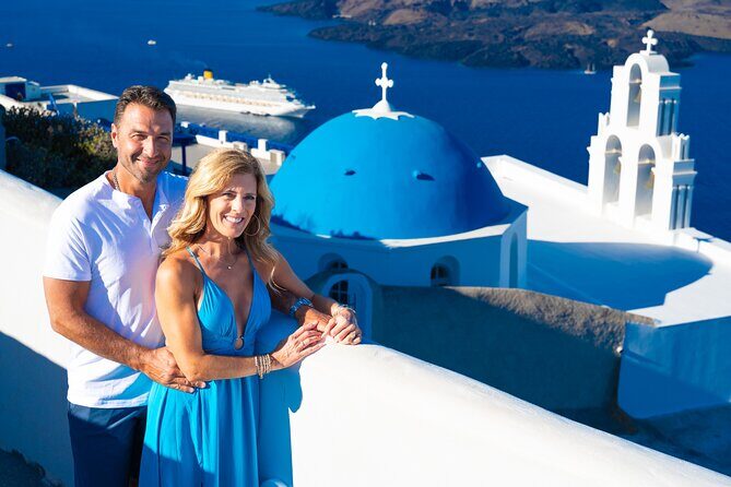 Santorini 2h Photoshoot with a photographer & transportation - Meet the team: Vicky, her daughter Angeliki, and Dimitris