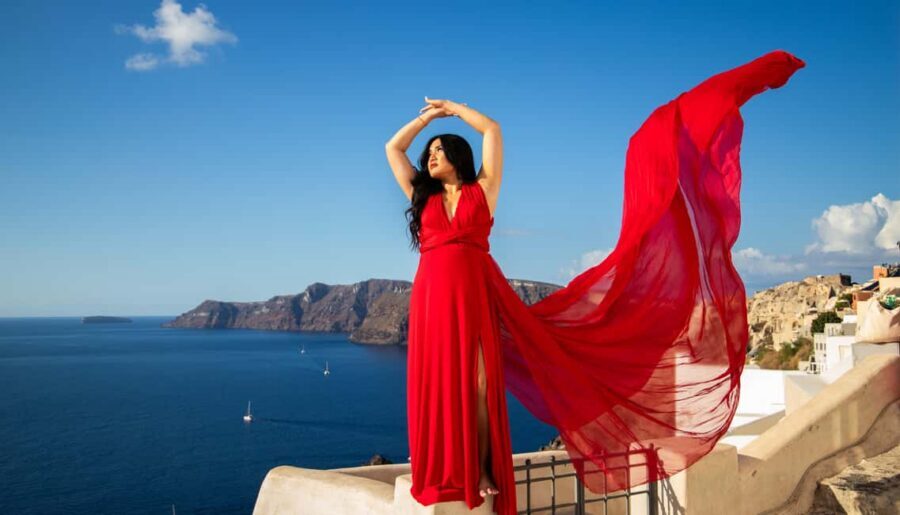 Santorini: 40-minute Photoshoot in Oia - Comfort, movement, and what to wear for Oia steps