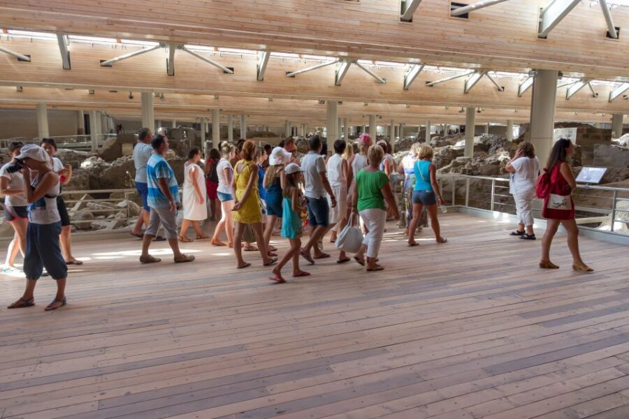 Santorini: Akrotiri Prehistoric City Guided Walking Tour - Houses and pottery: how to spot details that make Akrotiri click