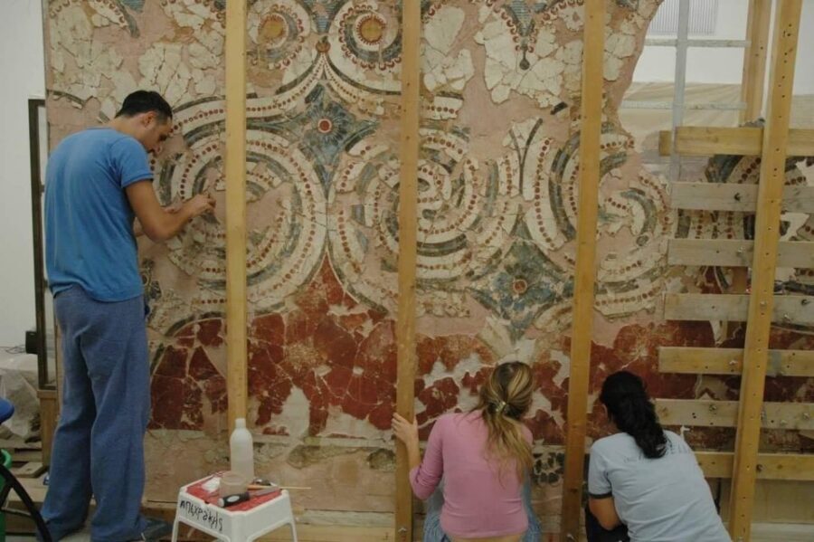 Santorini: Akrotiri Private Guided Tour with Hotel Pick-Up - 2- and 3-storey buildings you can read like floor plans