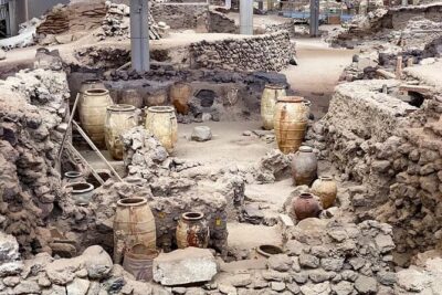Santorini , Akrotiri tour by a licensed guide - Kitchens, toilets, and an ancient drainage system