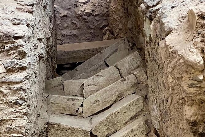 Santorini , Akrotiri tour by a licensed guide - Timing your visit between 8:30 AM and 3:30 PM