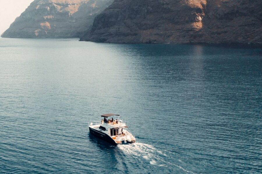 Santorini: Caldera Private Power Catamaran Cruise - Getting from Thera to Ammoudi Bay: the 45-minute van ride and packing tips