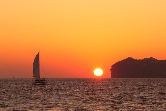 Santorini Caldera Sailing Tour with BBQ Lunch and Drinks - BBQ lunch with unlimited drinks: good value, big mood lift