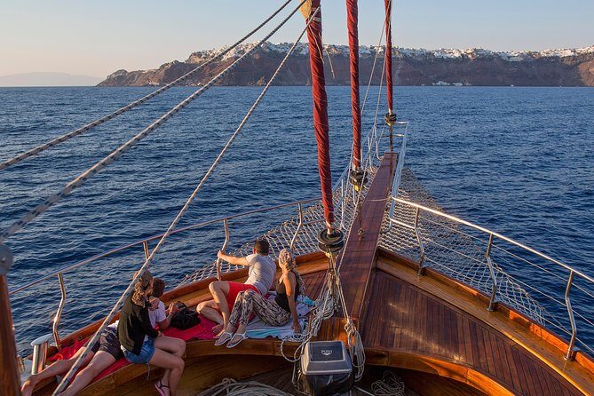 Santorini Caldera Sunset Sailing Cruise with Dinner and Wine - Sunset near Oia: 30 minutes that feel like the whole point