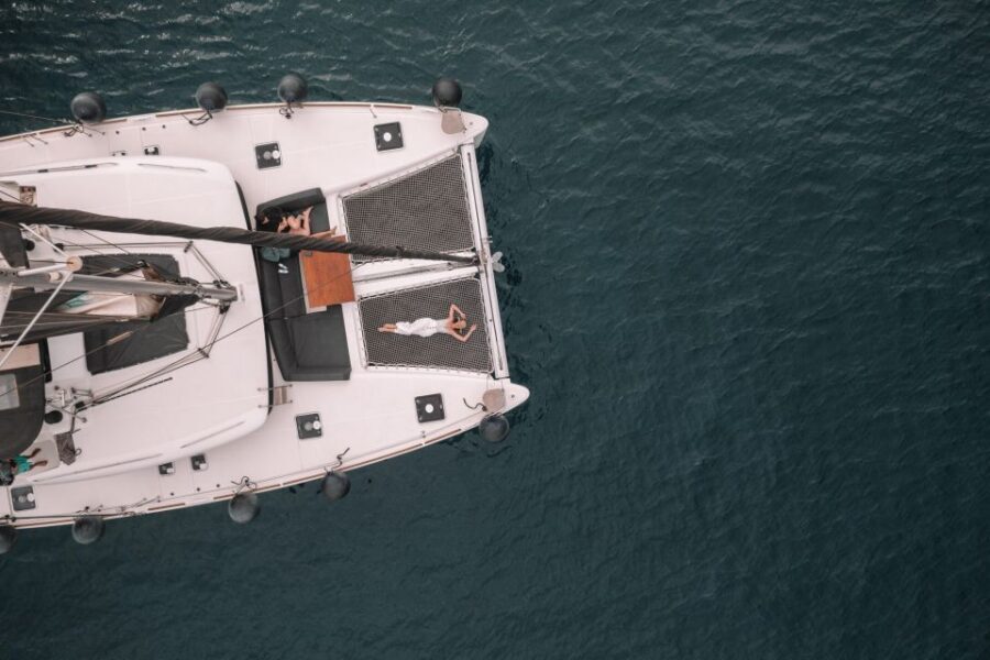 Santorini Catamaran Cruise with Swimming, Meal and Open Bar - A 5-hour Santorini catamaran plan with built-in swim time
