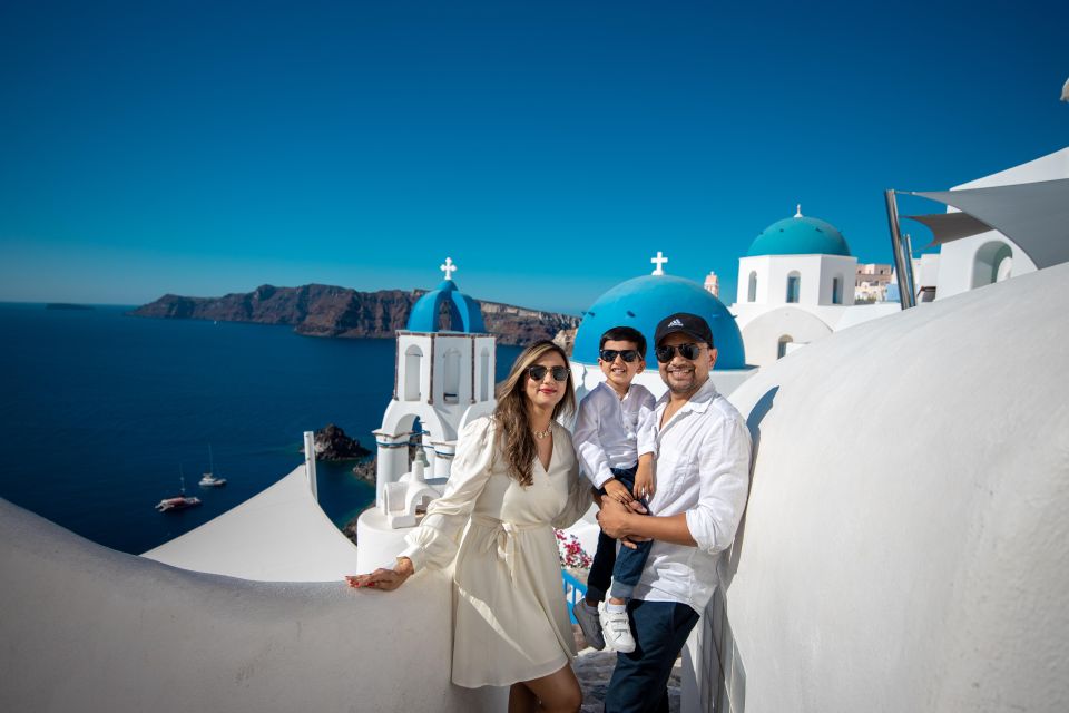 Santorini Family Photoshoot (Oia Village) - Following the whitewashed lanes and blue domes
