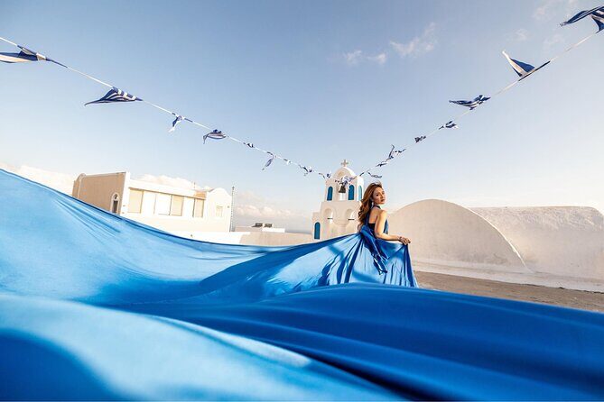Santorini: Flying Dress Professional Photography <em>Dress Included</em> – Key things I’d plan around before you book’ /></p>
<ul>
<li><strong>Flying dress included</strong> (with different dress rules by solo/couple vs best friends)</li>
<li><strong>1-hour Oia or 3-hour up to 3 villages</strong> (with pickup only on the 3-hour option)</li>
<li><strong>35–70 edited photos in 7–10 days</strong>, plus 2–3 phone videos on the day</li>
<li><strong>Pose and angle coaching</strong> so you’re not guessing with a phone</li>
<li><strong>Expect lots of walking</strong> and bring heat-ready gear like water and sunscreen</li>
<li><strong>Photo spots managed for flow</strong>, including helpful handling for cruise delays (watch your timing)</li>
</ul>
<h2 id="santorini-in-flying-dress-form-why-this-setup-works">Santorini in flying-dress form: why this setup works</h2>
<p><img width="669" height="446" decoding="async" src=