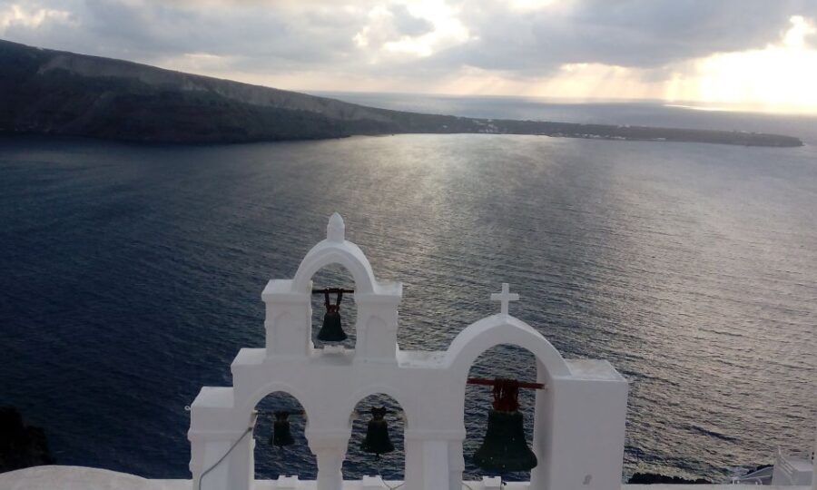 Santorini: Half-Day Sightseeing Tour with Hotel Pickup - Oia village time: shopping streets, castle views, and smart crowd timing