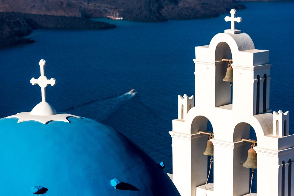 Santorini: Highlights prive tour & wine tasting-local guide - Red Beach is a quick, dramatic photo stop
