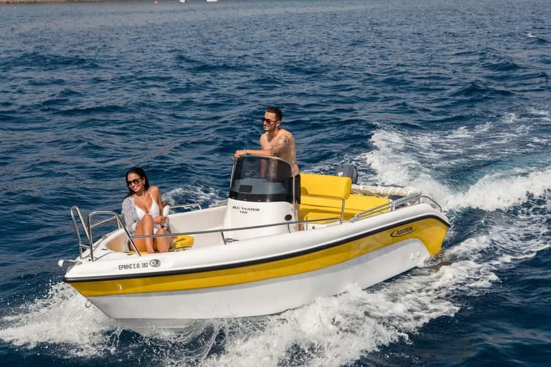 Santorini: license free boat in Santorini - Setting your own course along Santorini’s coast