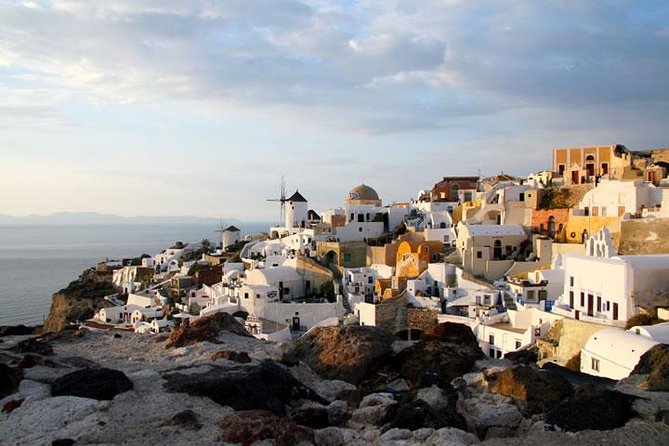 Santorini local private tour for small group - Oia: 90 minutes among whitewashed cliff homes