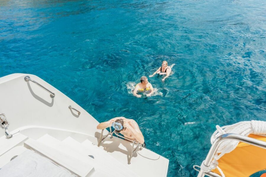 Santorini: Luxury Catamaran Day Trip with Meal and Open Bar - FAQ