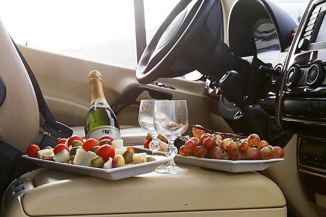 Santorini Luxury private tour for small groups - Oia: 90 minutes among cliffside houses