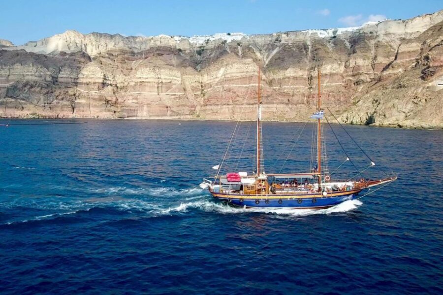 Santorini: Mythical Day Trip to Akrotiri with Volcano Cruise - Santorini in 6 hours: the land-and-sea rhythm
