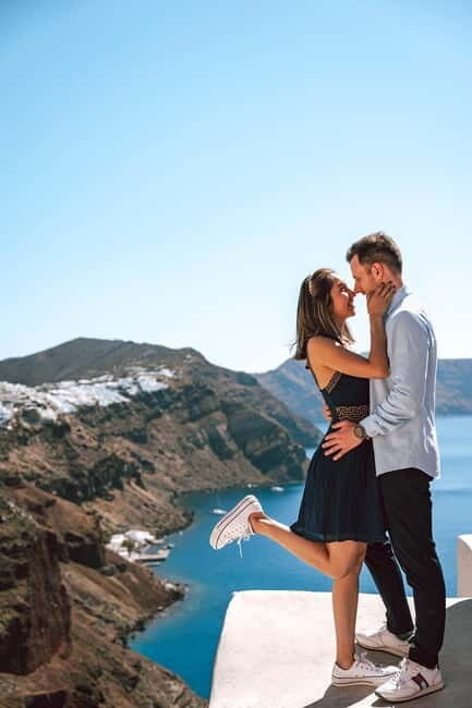 Santorini: Oia Private Couple Photoshoot with 35 Photos - The walk-and-pose rhythm: how the photographer keeps it natural