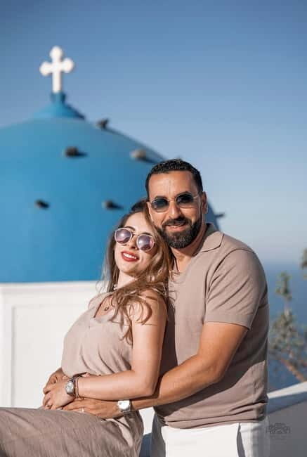 Santorini: Oia Private Couple Photoshoot with 35 Photos - 35 edited photos in your inbox: what that delivery really means