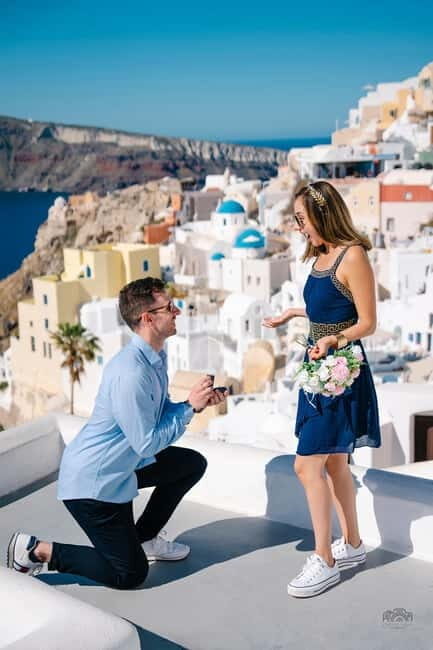 Santorini: Oia Private Couple Photoshoot with 35 Photos - What’s not included (so you can budget smart)