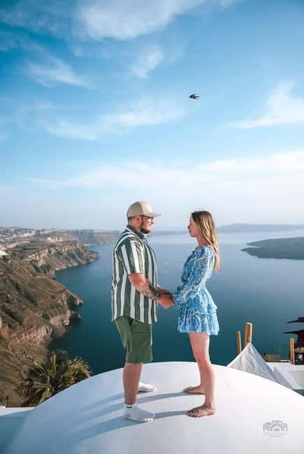Santorini: Oia Private Couple Photoshoot with 35 Photos - Timing in Santorini: short session, big light differences