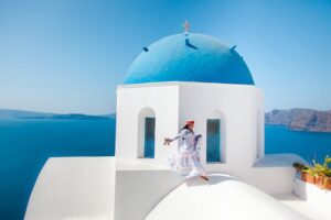 Santorini Photoshoot Oia - Posing help that actually reduces awkwardness